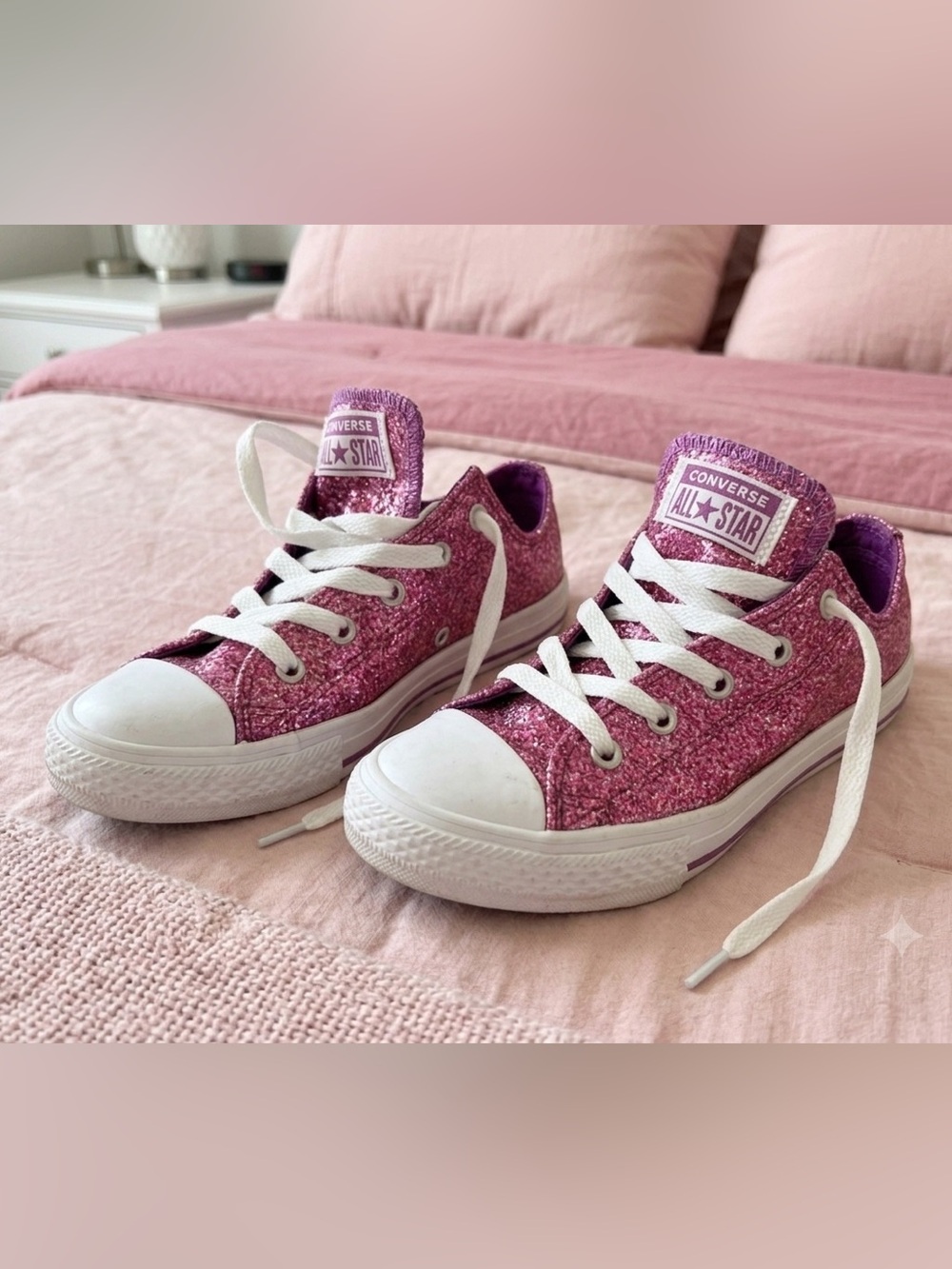 Pink Converse Chuck Taylor All Star low-top girls sneakers.. worn twice ..